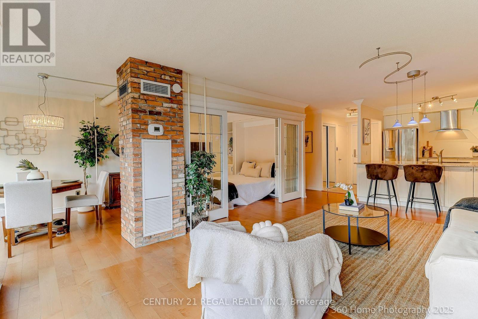 308 - 2267 Lake Shore Boulevard W, Toronto, ON - Indoor Photo Showing Living Room