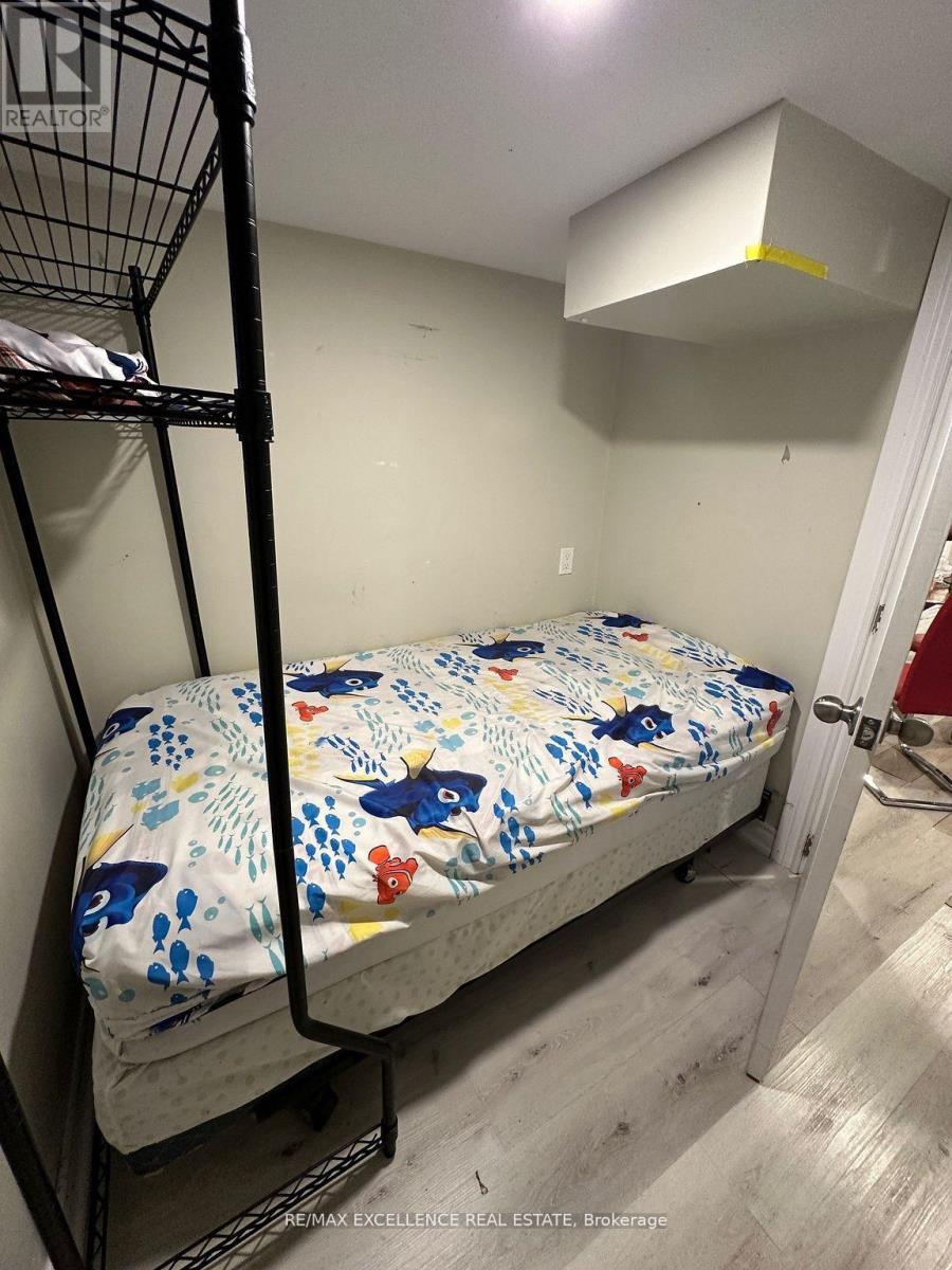 Bsmt - 25 Barnesdale Avenue S, Hamilton, ON - Indoor Photo Showing Bedroom