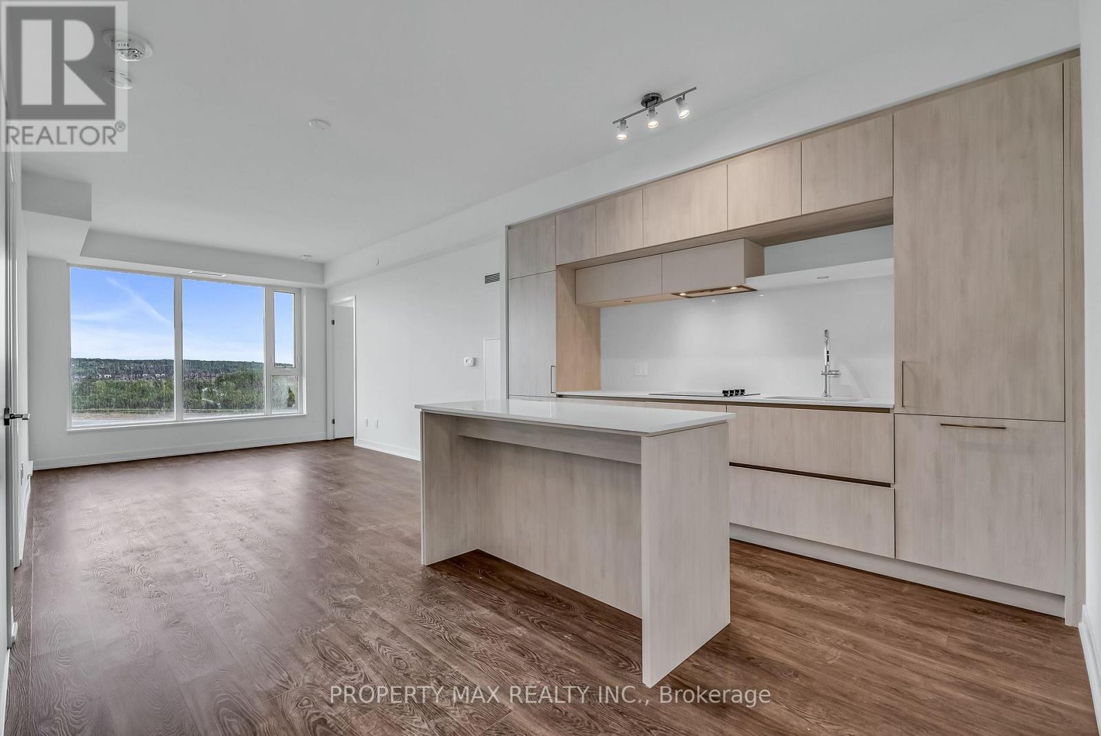 728 - 2 David Eyer Road, Richmond Hill, ON - Indoor Photo Showing Kitchen