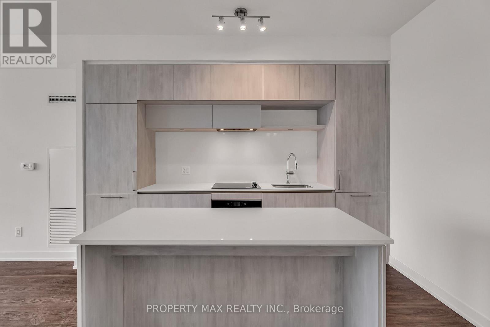 728 - 2 David Eyer Road, Richmond Hill, ON - Indoor Photo Showing Kitchen