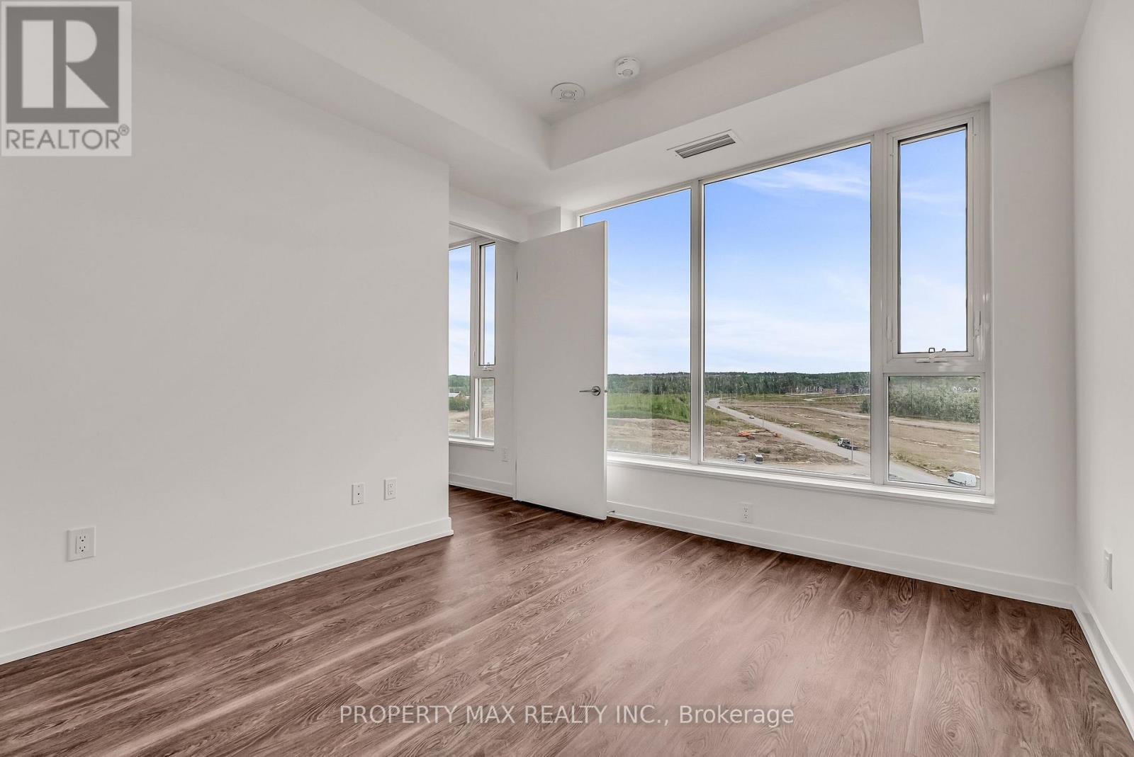 728 - 2 David Eyer Road, Richmond Hill, ON - Indoor Photo Showing Other Room