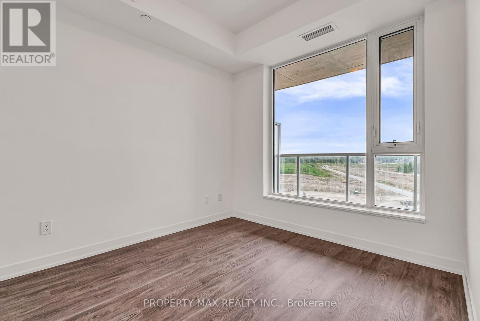 728 - 2 David Eyer Road, Richmond Hill, ON - Indoor Photo Showing Other Room