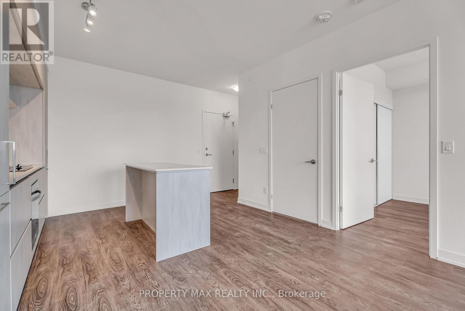 728 - 2 David Eyer Road, Richmond Hill, ON - Indoor