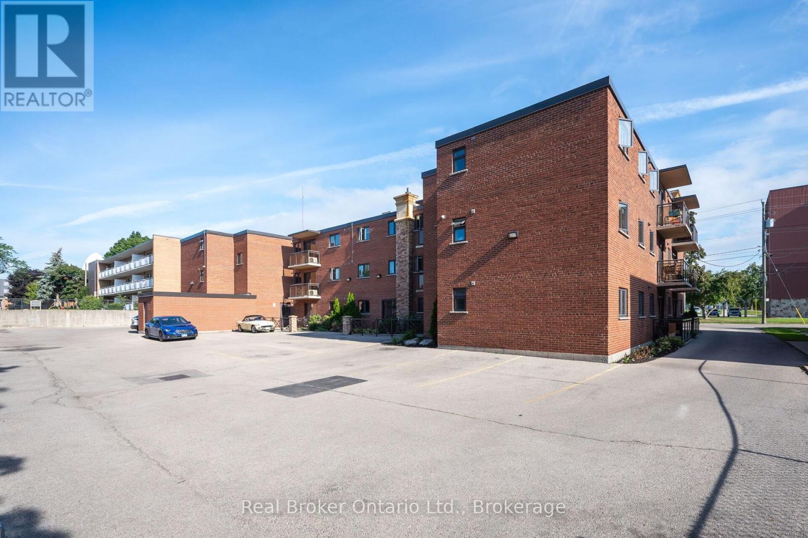 303 - 1212 Fennell Avenue E, Hamilton (Huntington), ON - Outdoor