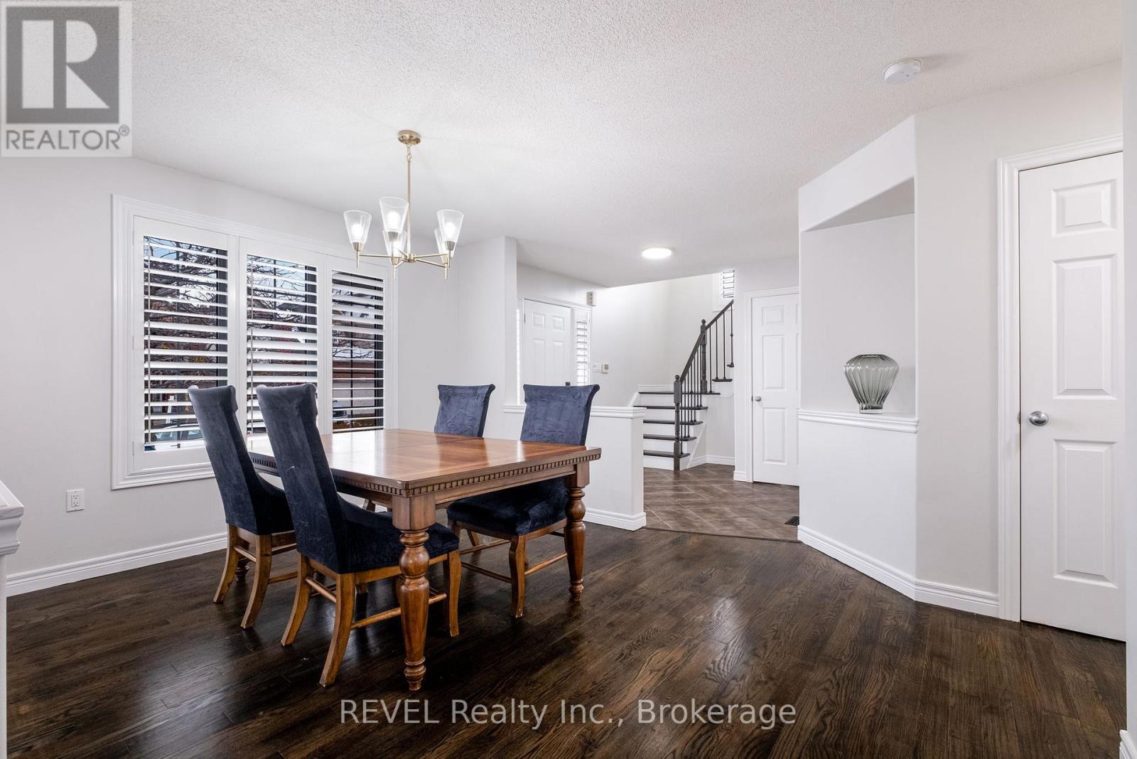29 Springbreeze Heights, Hamilton (Stoney Creek), ON - Indoor Photo Showing Dining Room