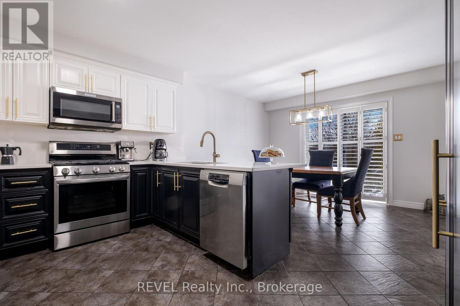 29 Springbreeze Heights, Hamilton (Stoney Creek), ON - Indoor Photo Showing Kitchen With Stainless Steel Kitchen