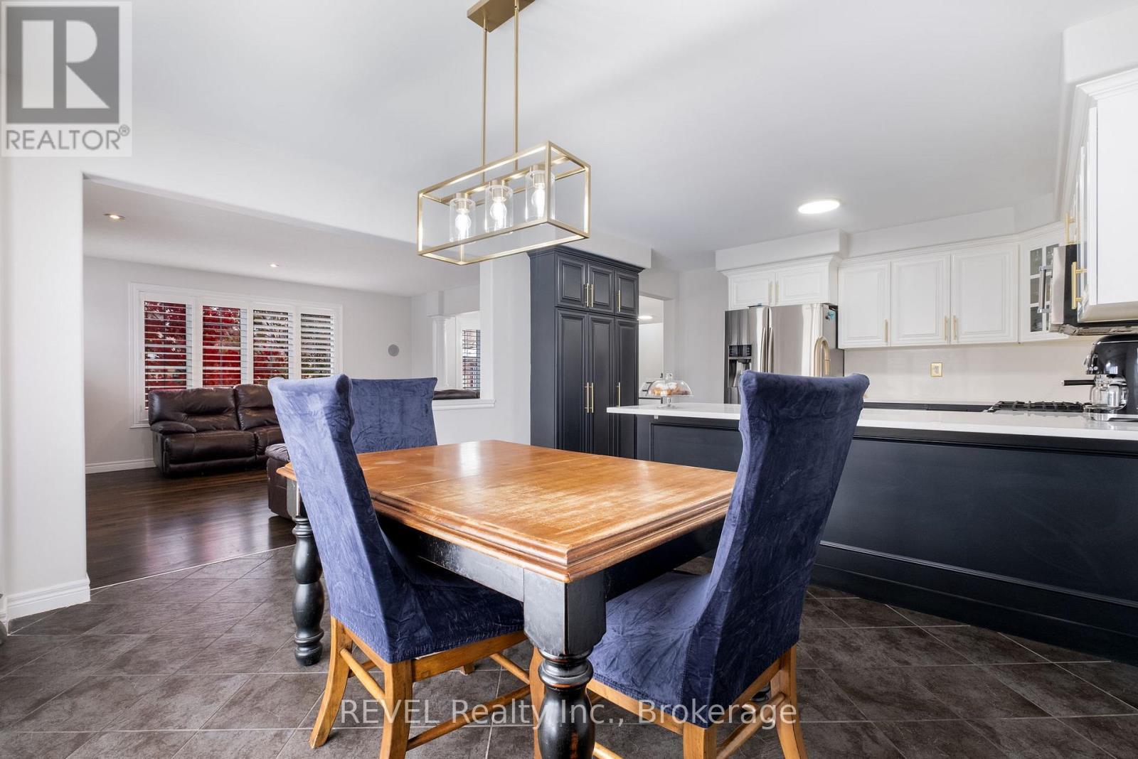 29 Springbreeze Heights, Hamilton (Stoney Creek), ON - Indoor Photo Showing Dining Room