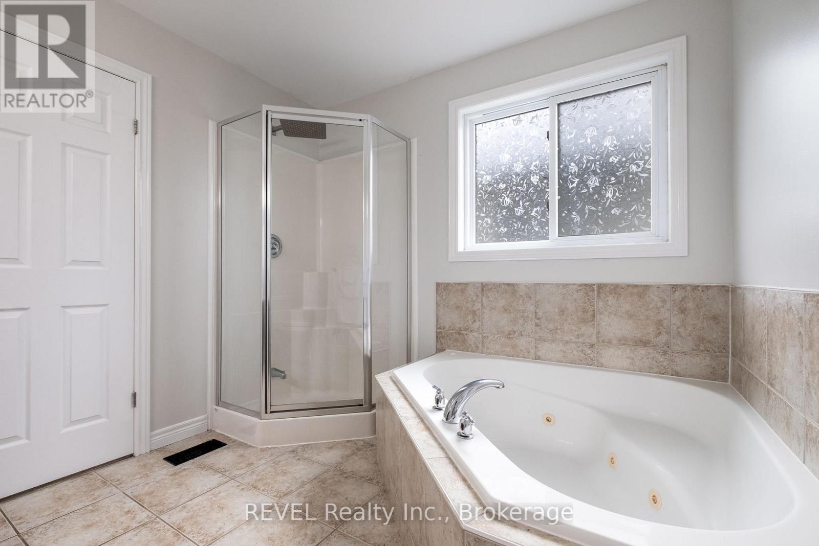 29 Springbreeze Heights, Hamilton (Stoney Creek), ON - Indoor Photo Showing Bathroom