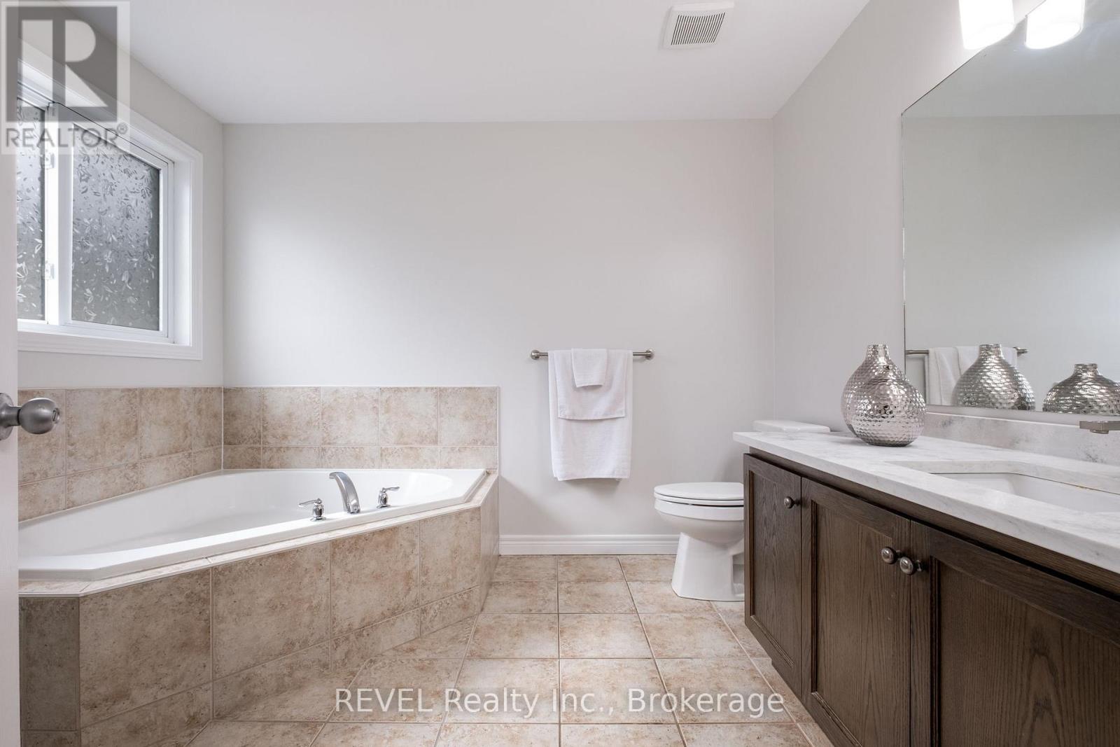 29 Springbreeze Heights, Hamilton (Stoney Creek), ON - Indoor Photo Showing Bathroom