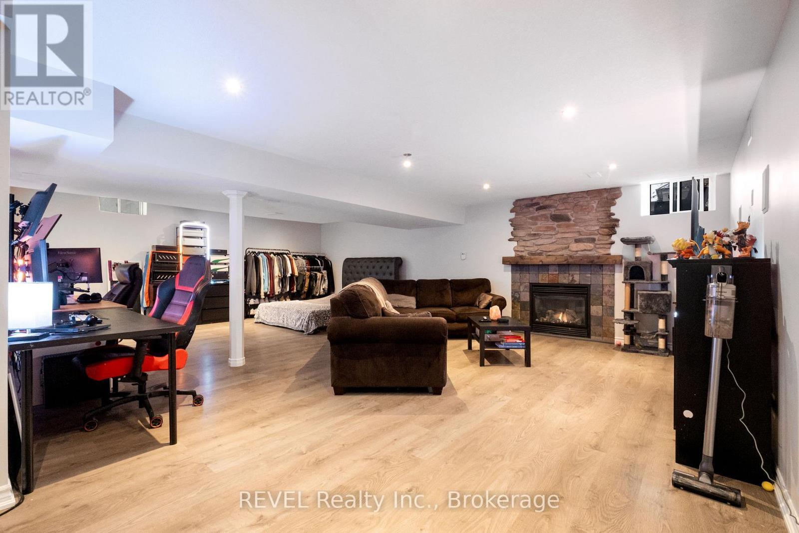 29 Springbreeze Heights, Hamilton (Stoney Creek), ON - Indoor With Fireplace
