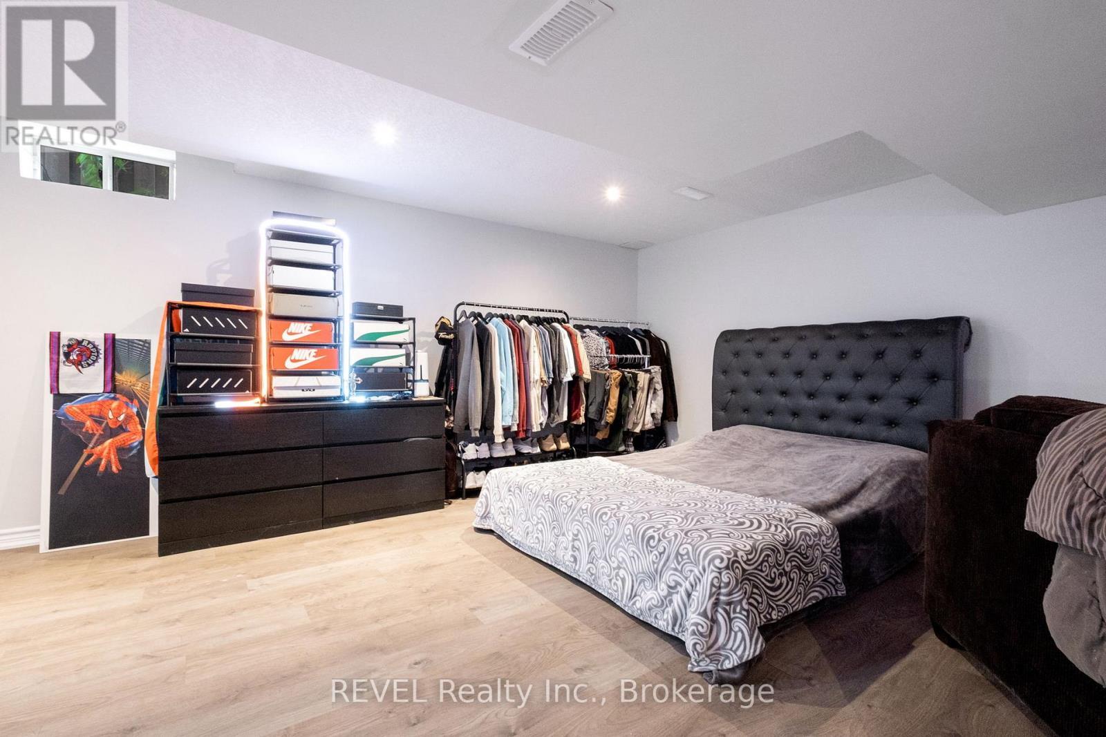 29 Springbreeze Heights, Hamilton (Stoney Creek), ON - Indoor Photo Showing Bedroom