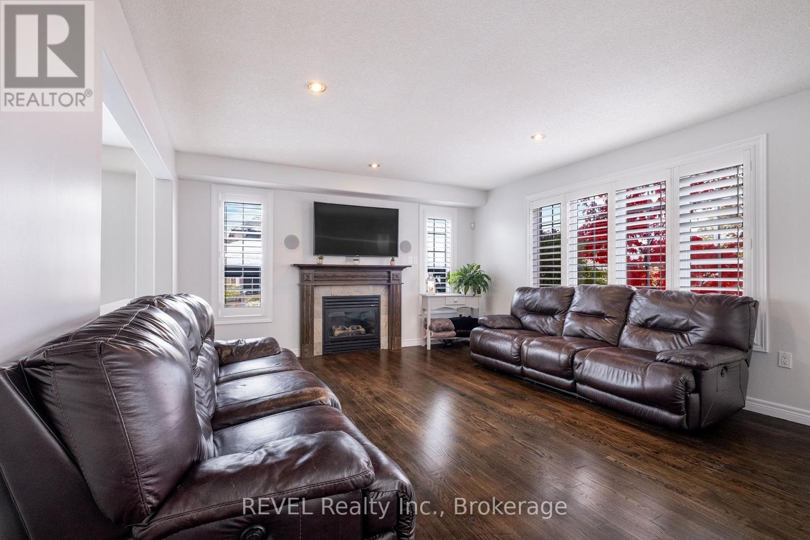 29 Springbreeze Heights, Hamilton (Stoney Creek), ON - Indoor Photo Showing Living Room With Fireplace