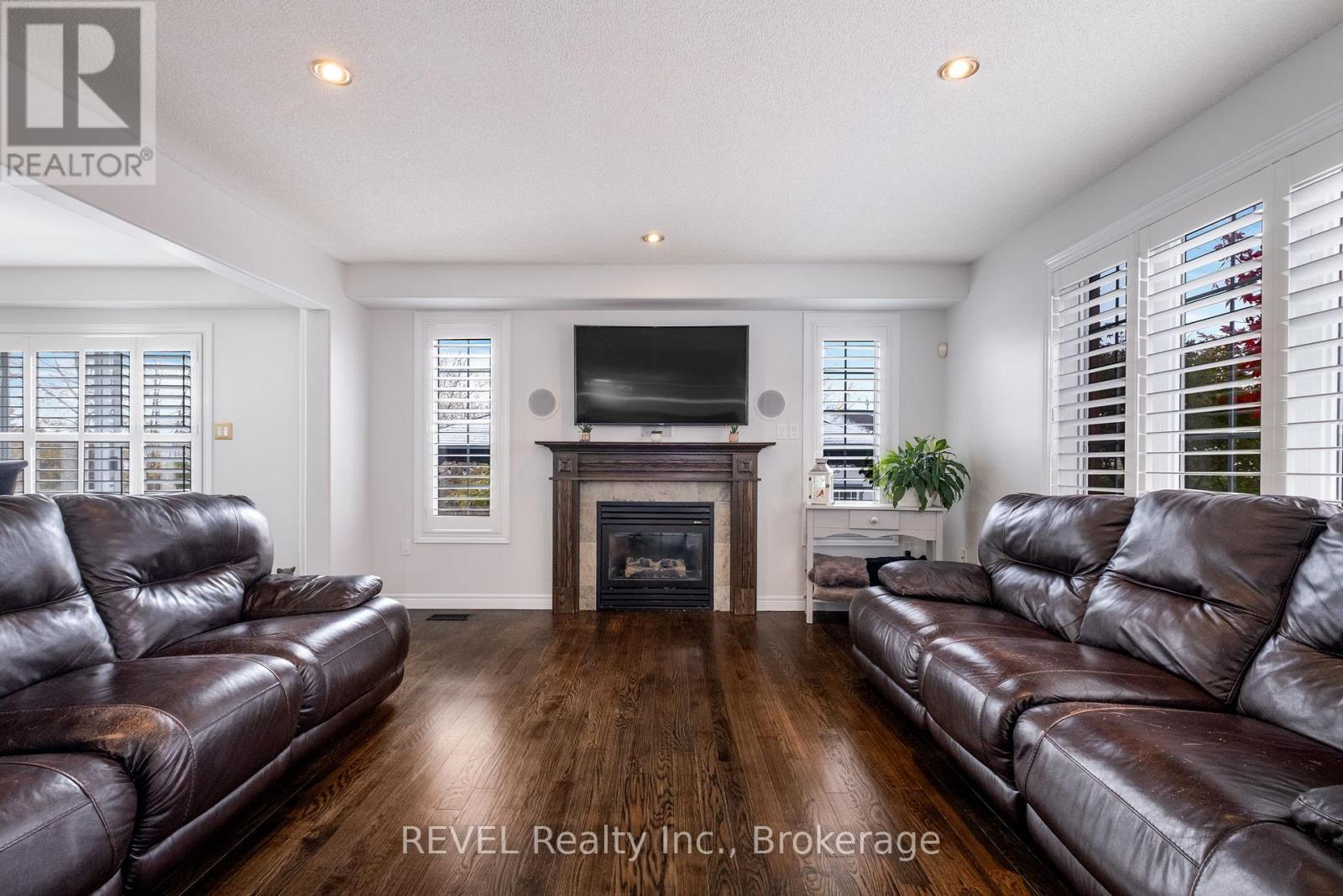 29 Springbreeze Heights, Hamilton (Stoney Creek), ON - Indoor Photo Showing Living Room With Fireplace