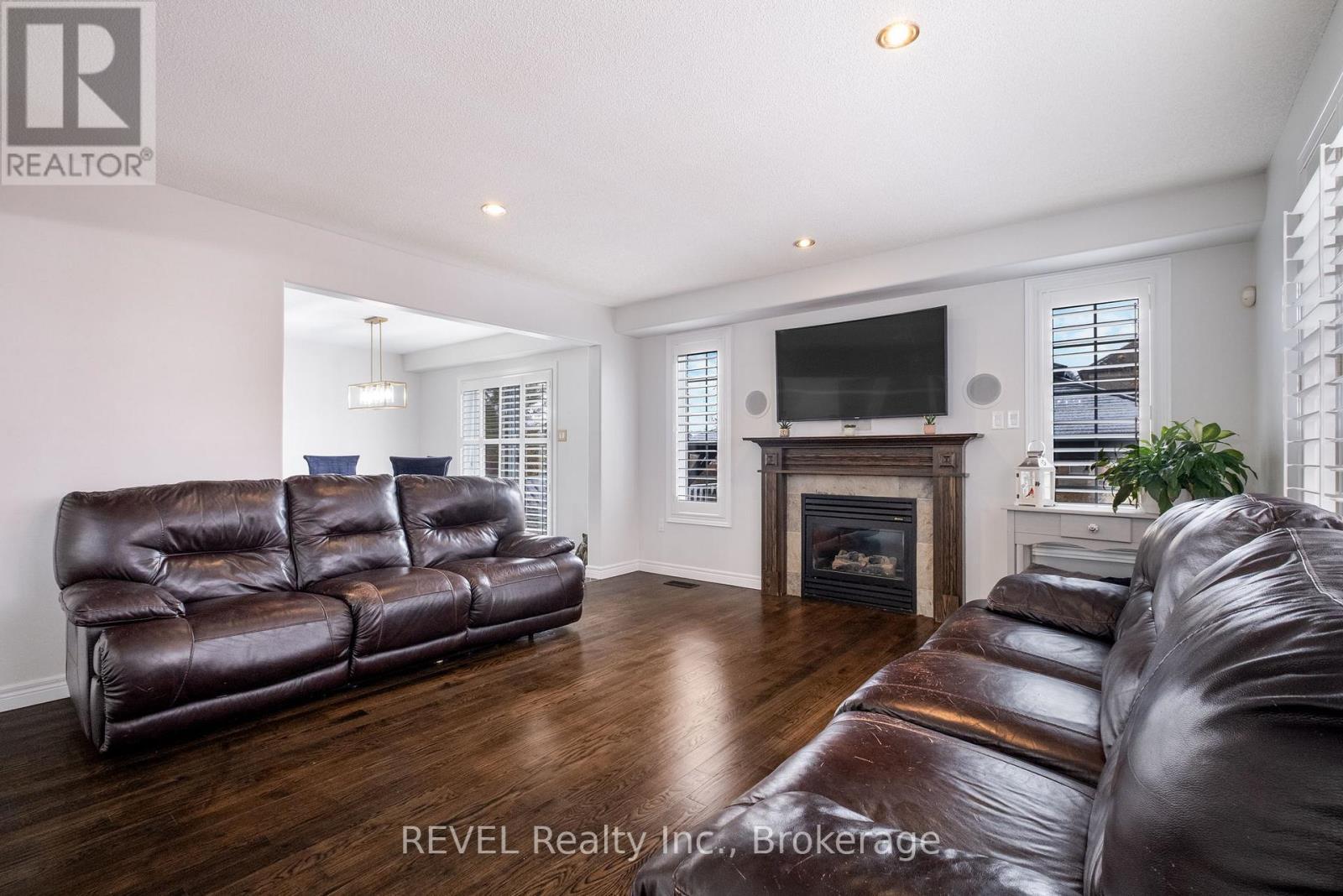 29 Springbreeze Heights, Hamilton (Stoney Creek), ON - Indoor Photo Showing Living Room With Fireplace