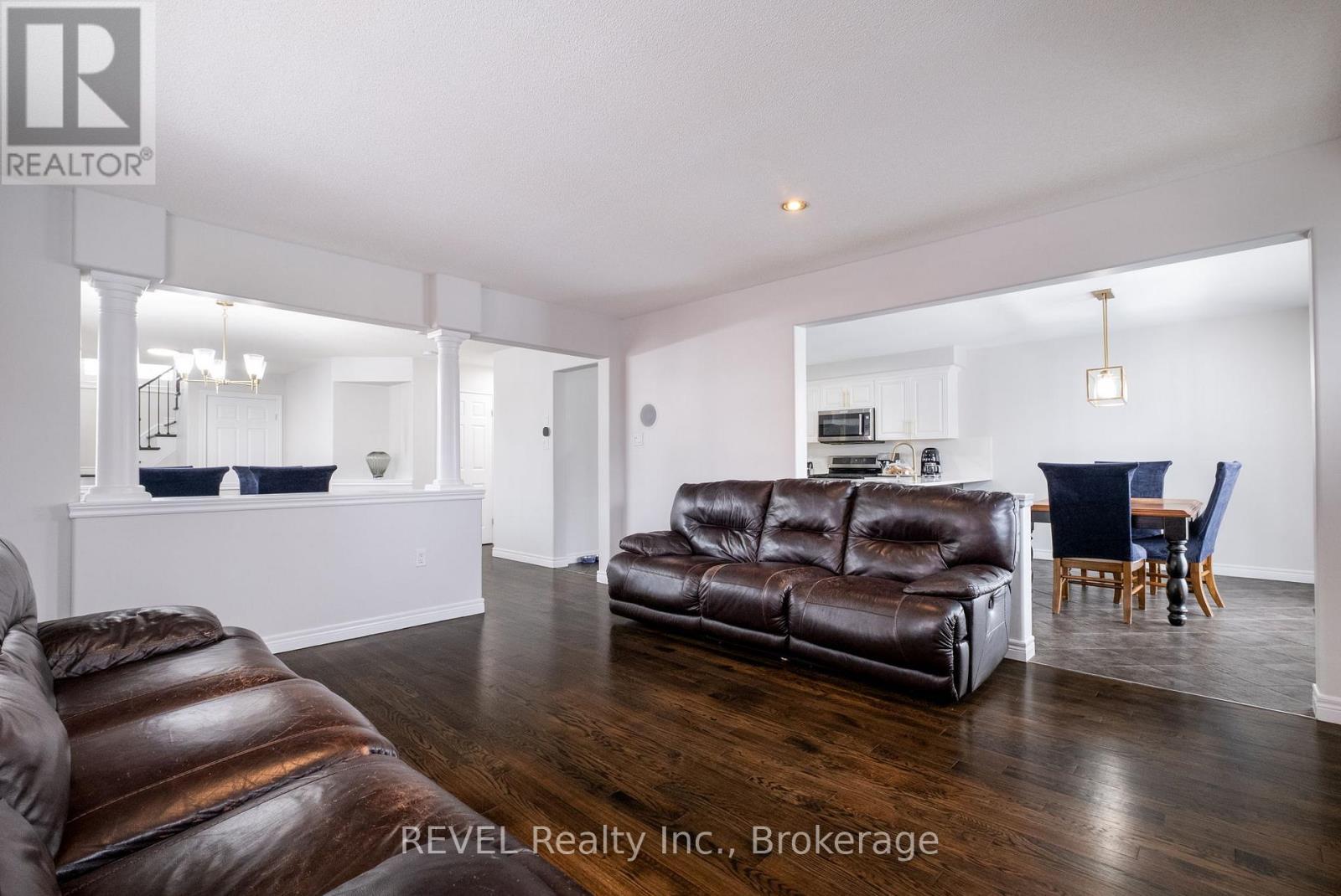 29 Springbreeze Heights, Hamilton (Stoney Creek), ON - Indoor Photo Showing Living Room