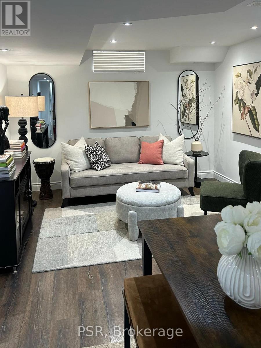 31 Monkton Circle, Brampton, ON - Indoor Photo Showing Living Room