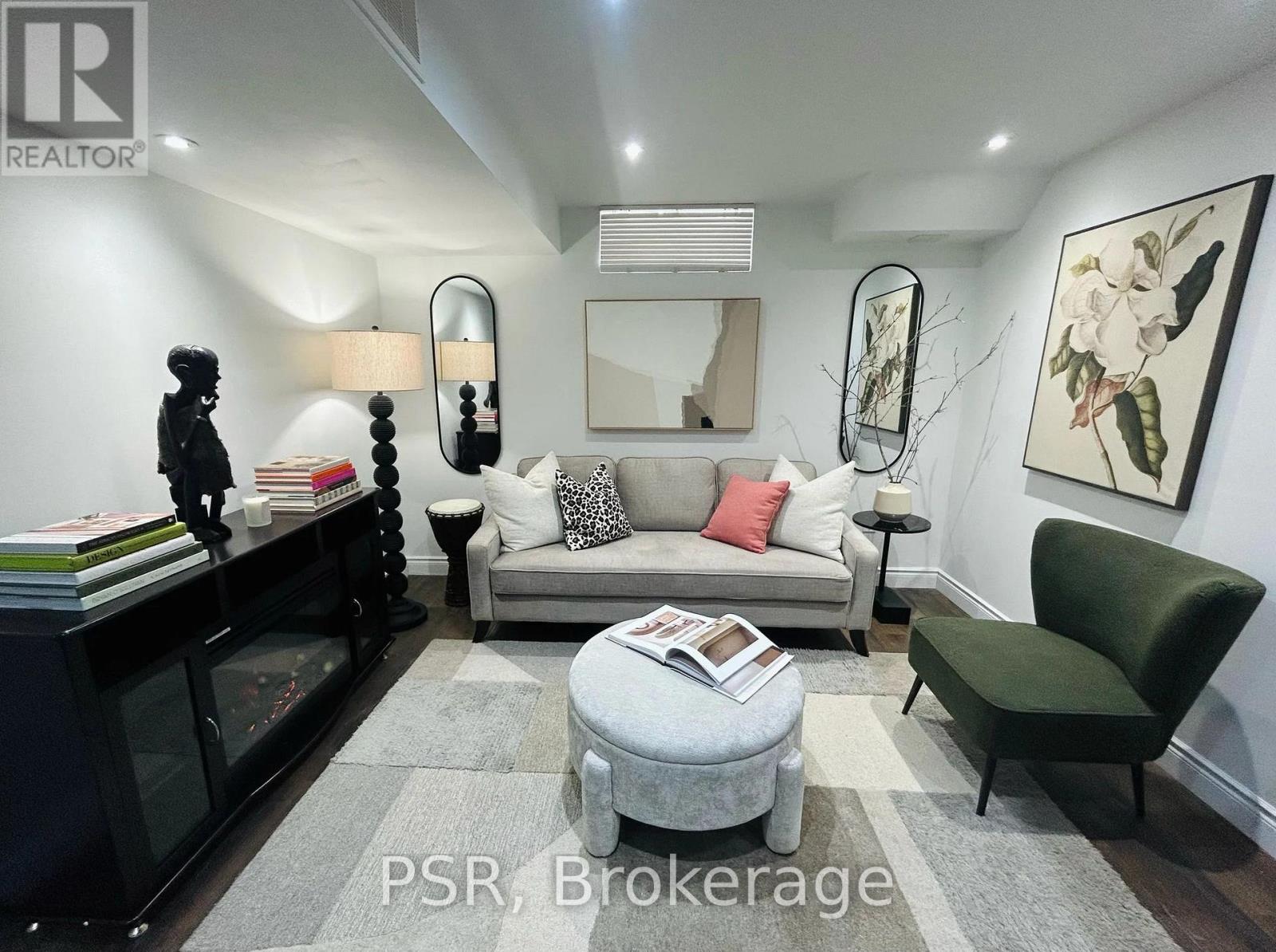 31 Monkton Circle, Brampton, ON - Indoor Photo Showing Living Room