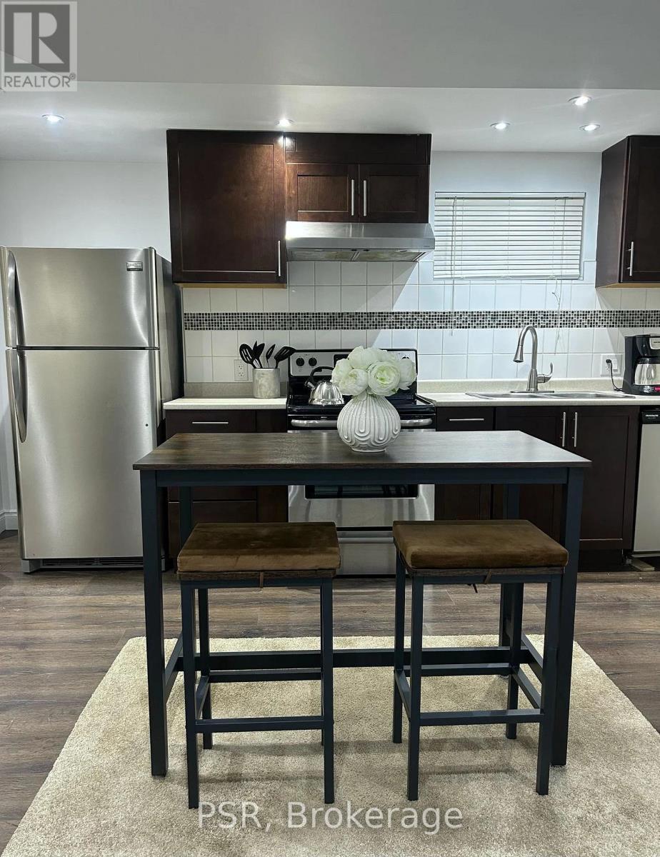 31 Monkton Circle, Brampton, ON - Indoor Photo Showing Kitchen With Upgraded Kitchen