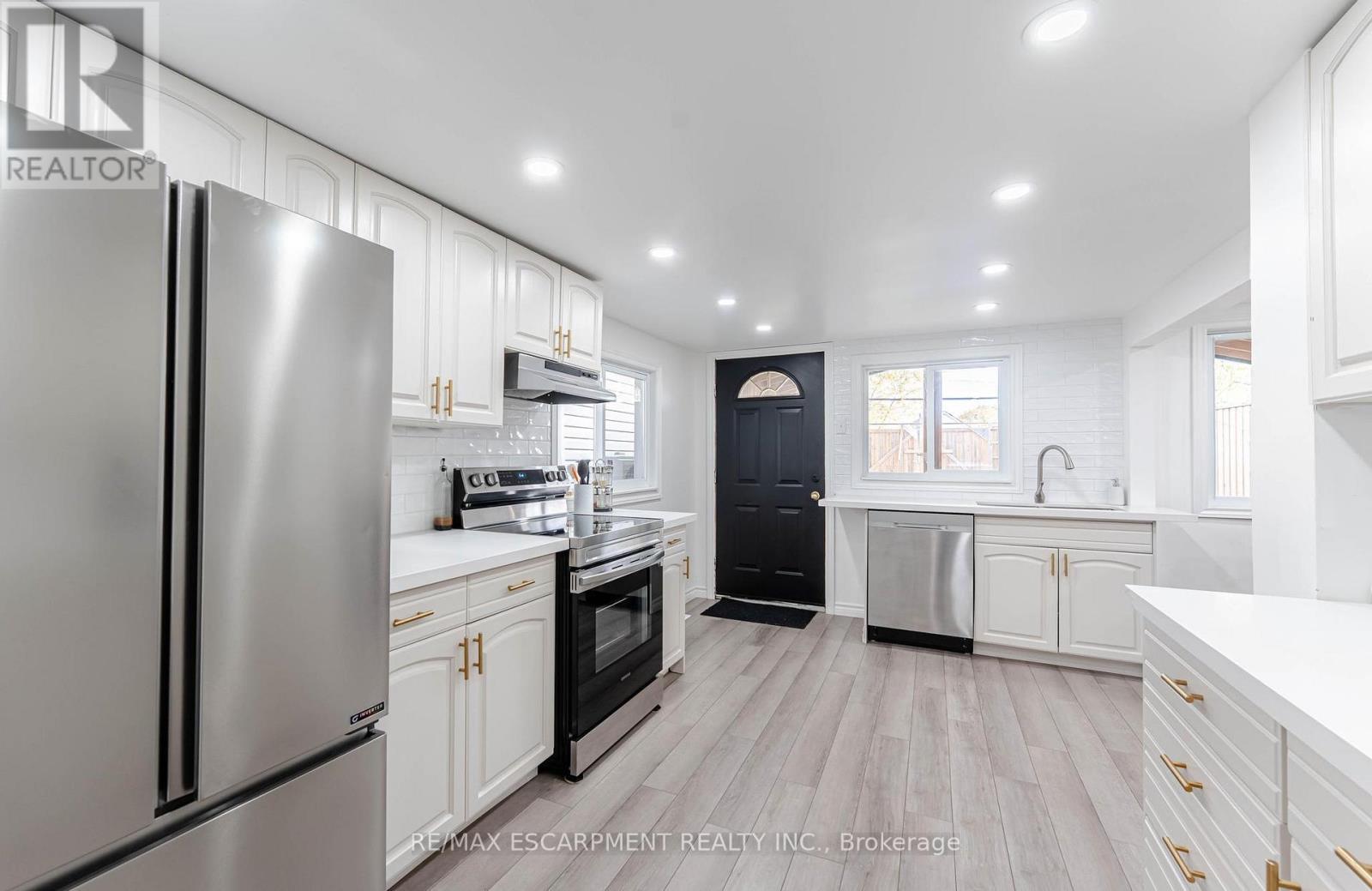 284 Paling Avenue, Hamilton, ON - Indoor Photo Showing Kitchen With Stainless Steel Kitchen With Upgraded Kitchen