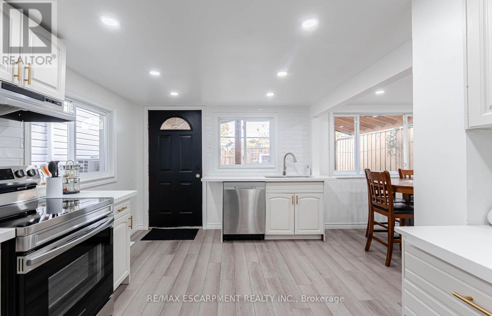 284 Paling Avenue, Hamilton, ON - Indoor Photo Showing Kitchen