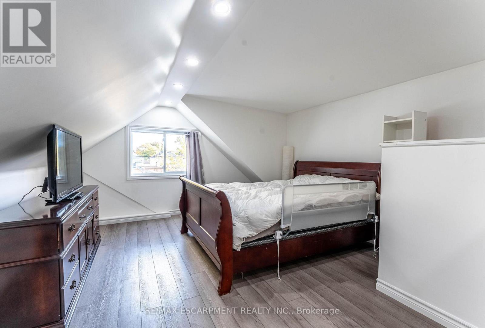 284 Paling Avenue, Hamilton, ON - Indoor Photo Showing Bedroom
