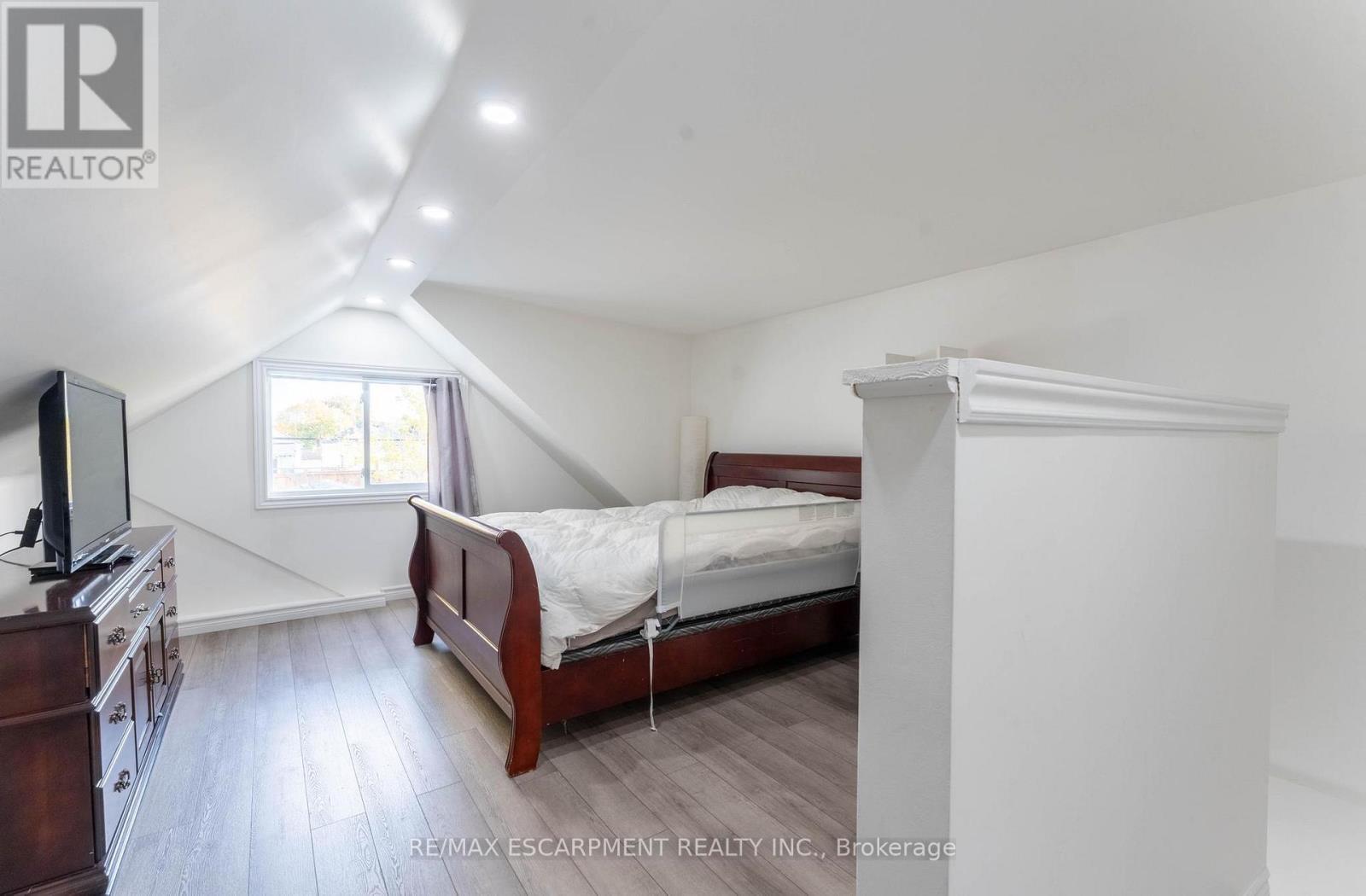 284 Paling Avenue, Hamilton, ON - Indoor Photo Showing Bedroom
