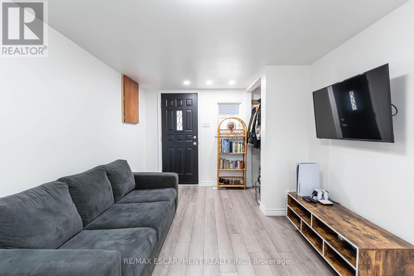 284 Paling Avenue, Hamilton, ON - Indoor Photo Showing Living Room