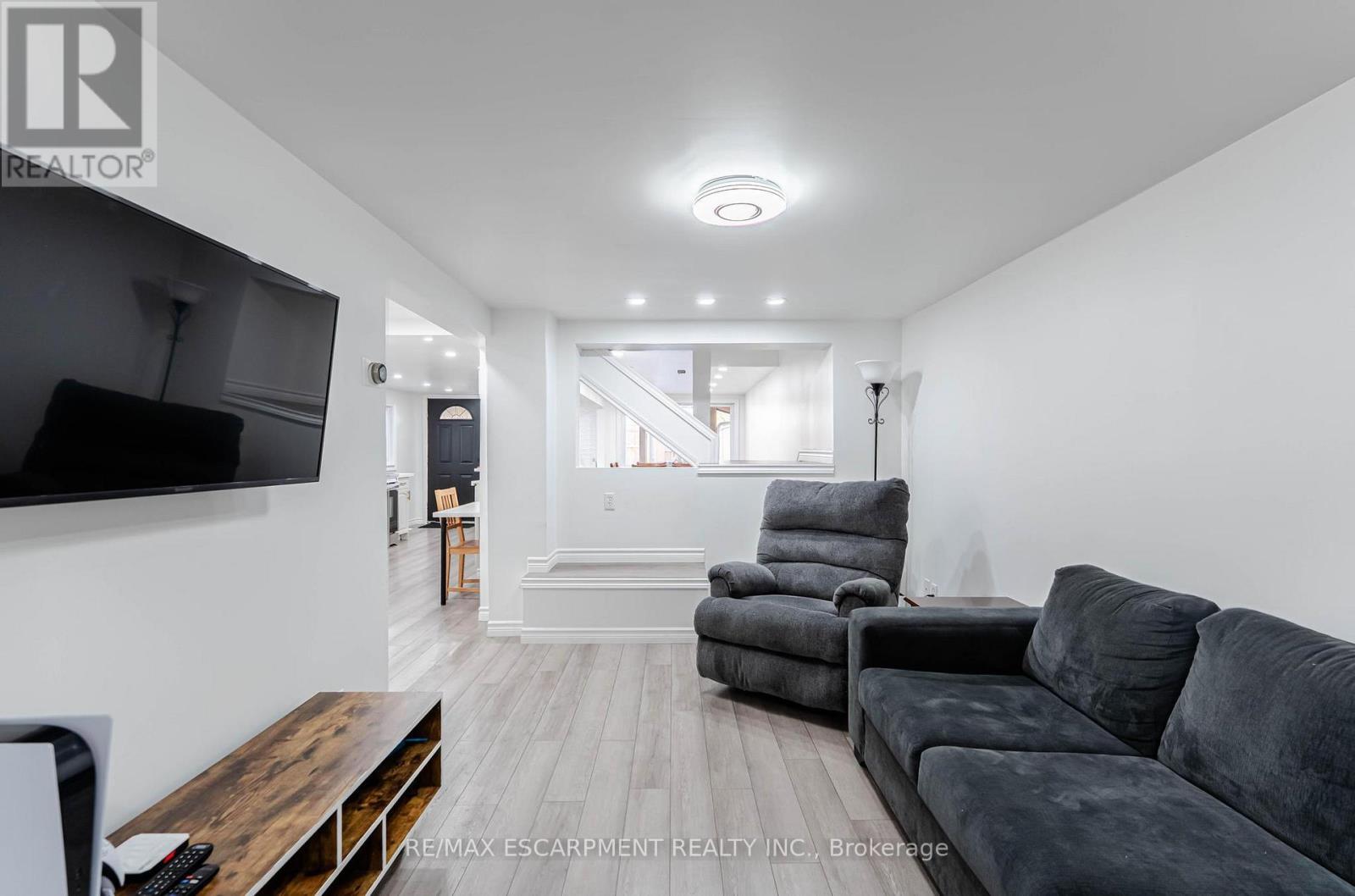 284 Paling Avenue, Hamilton, ON - Indoor Photo Showing Living Room