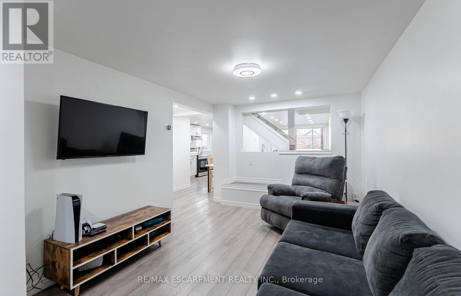 284 Paling Avenue, Hamilton, ON - Indoor Photo Showing Living Room