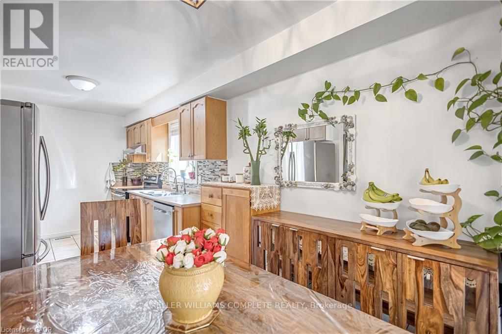 16 Jessica Street, Hamilton, ON - Indoor Photo Showing Dining Room