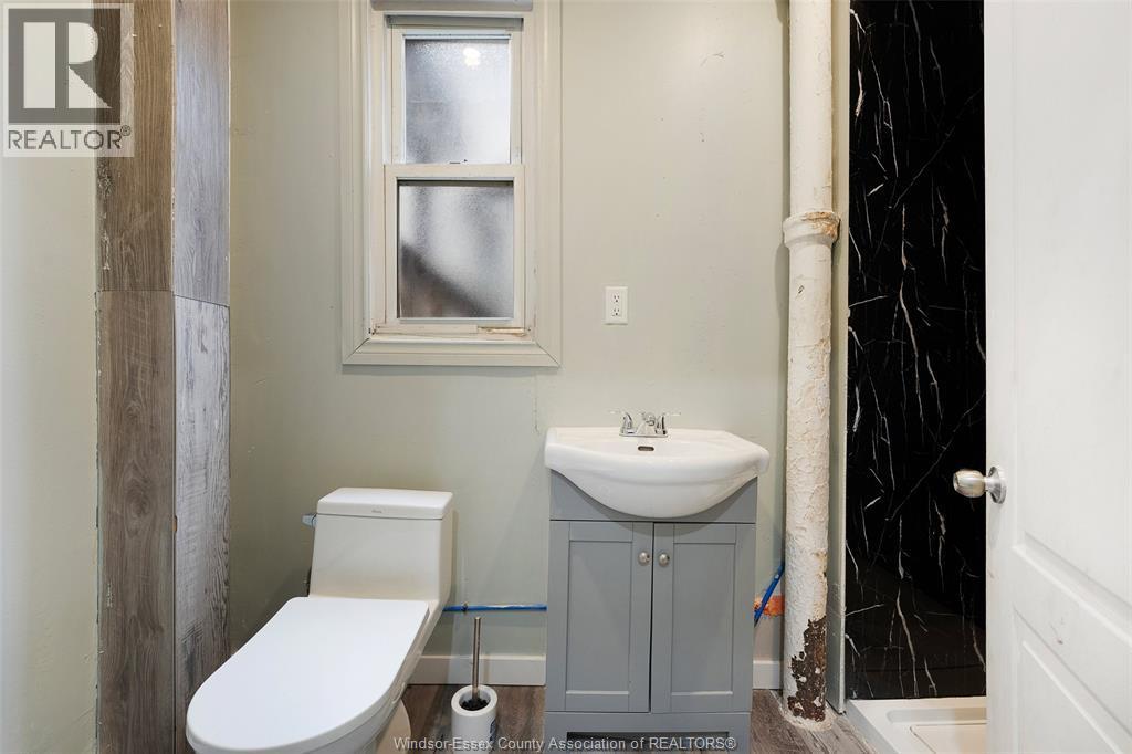 987 Lincoln, Windsor, ON - Indoor Photo Showing Bathroom