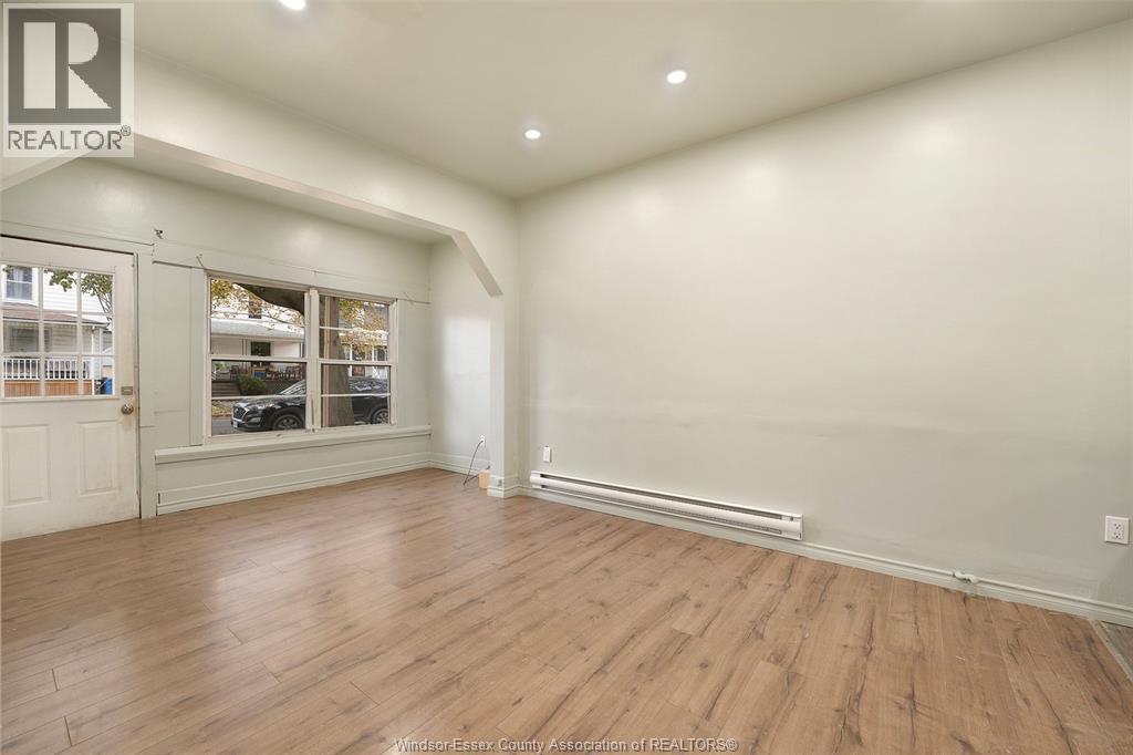 987 Lincoln, Windsor, ON - Indoor Photo Showing Other Room