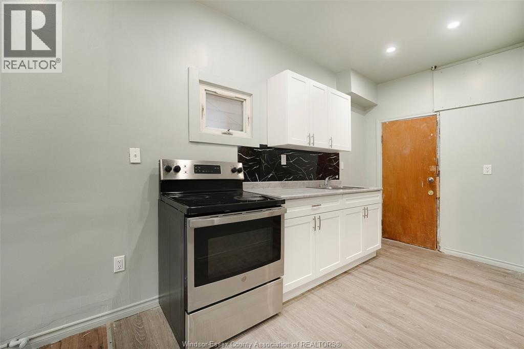 987 Lincoln, Windsor, ON - Indoor Photo Showing Kitchen