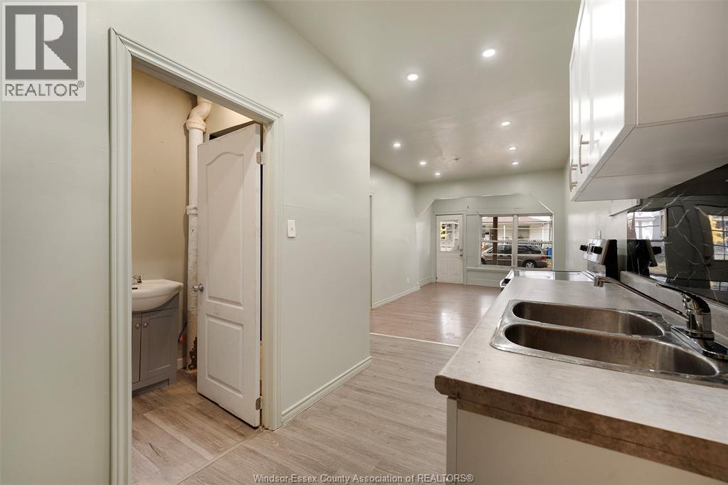 987 Lincoln, Windsor, ON - Indoor Photo Showing Kitchen With Double Sink