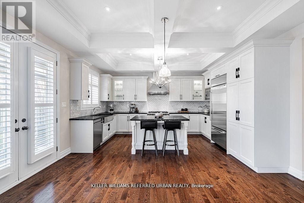 113 Burns Boulevard, King, ON - Indoor Photo Showing Kitchen With Upgraded Kitchen