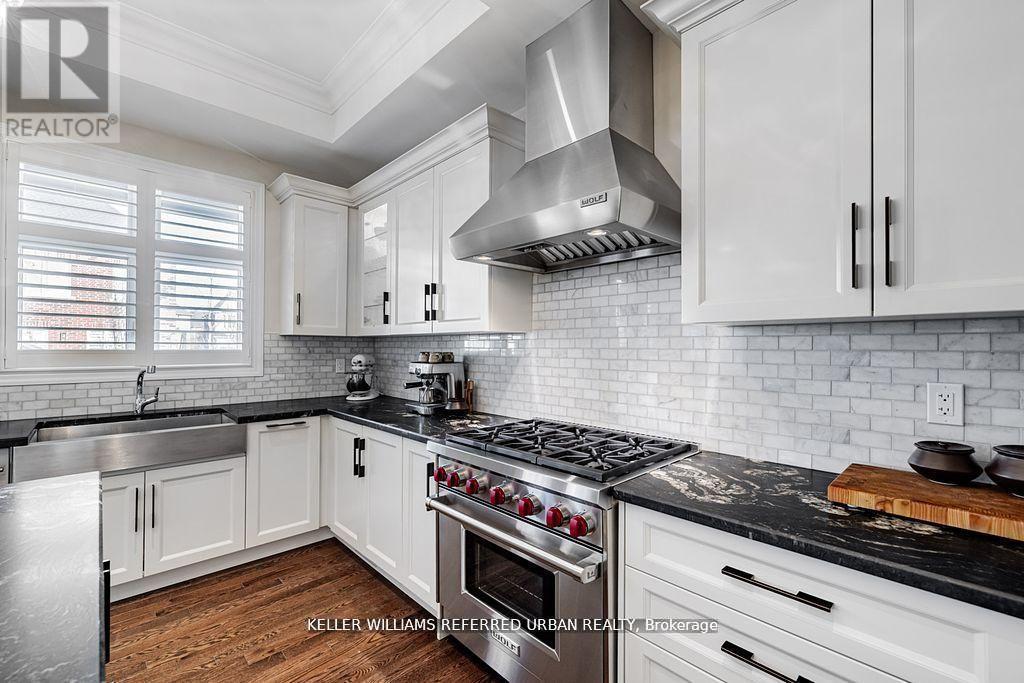 113 Burns Boulevard, King, ON - Indoor Photo Showing Kitchen With Upgraded Kitchen
