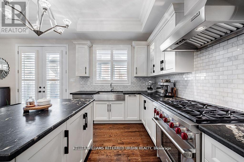 113 Burns Boulevard, King, ON - Indoor Photo Showing Kitchen With Upgraded Kitchen