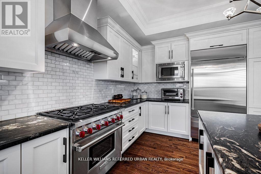 113 Burns Boulevard, King, ON - Indoor Photo Showing Kitchen With Upgraded Kitchen