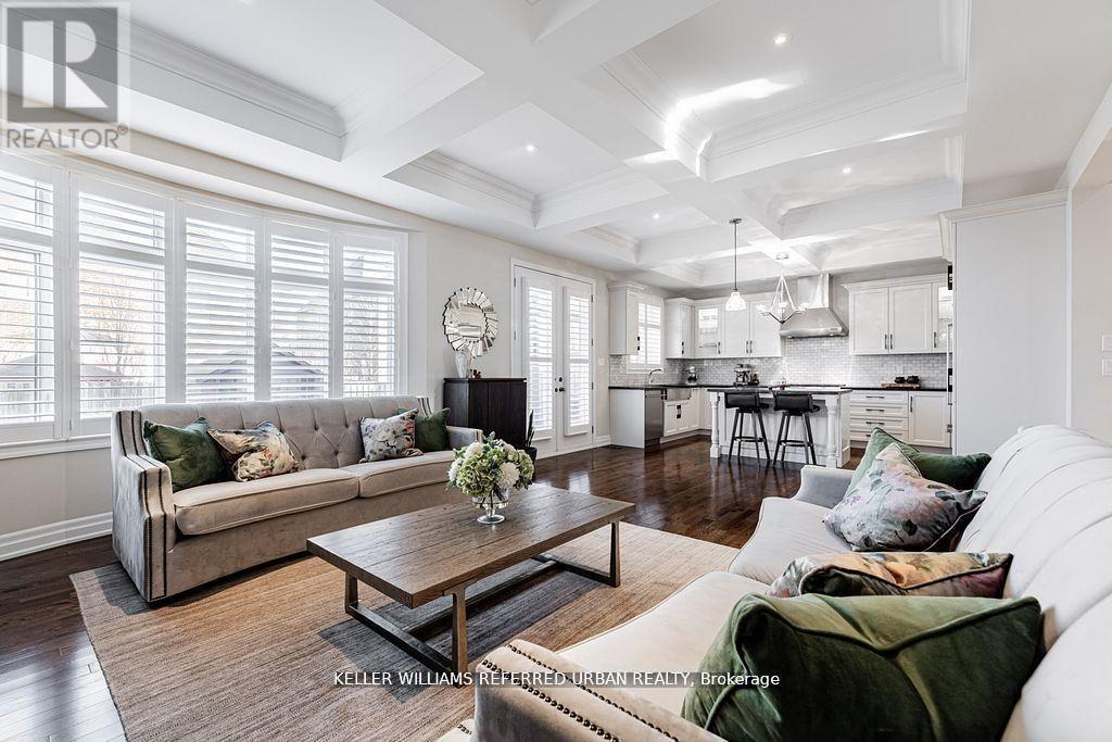 113 Burns Boulevard, King, ON - Indoor Photo Showing Living Room