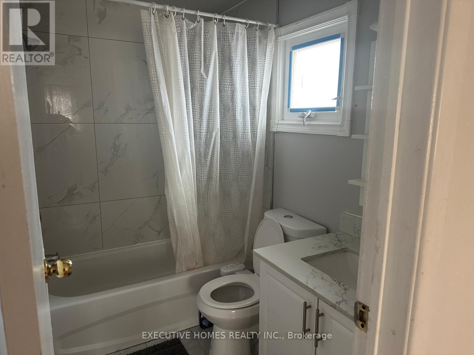 18 Sheldrake Court, Brampton, ON - Indoor Photo Showing Bathroom