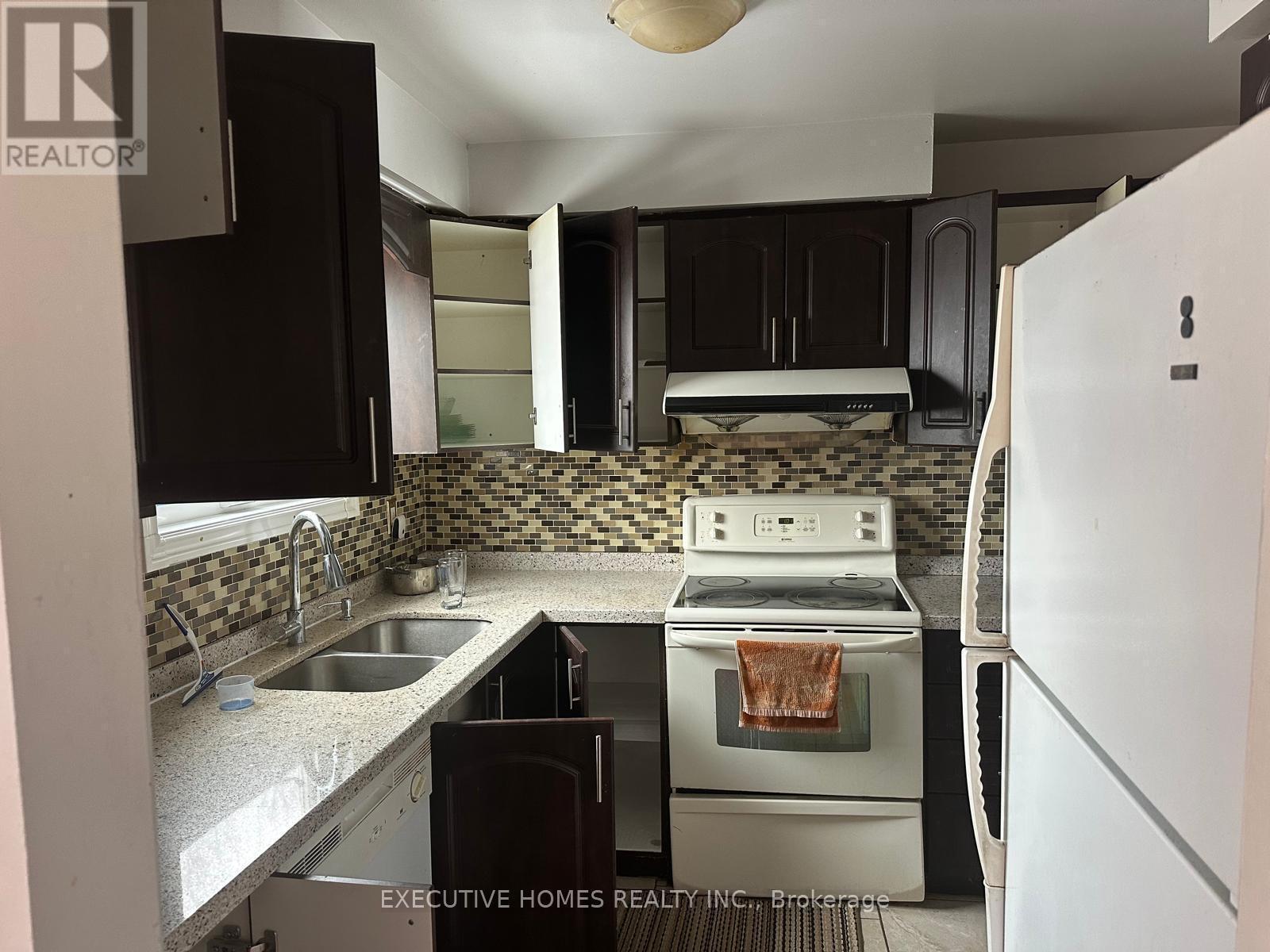 18 Sheldrake Court, Brampton, ON - Indoor Photo Showing Kitchen With Double Sink