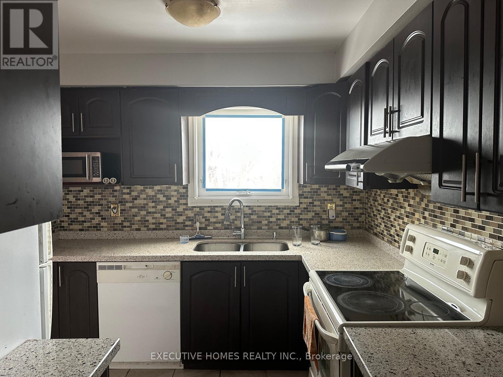 18 Sheldrake Court, Brampton, ON - Indoor Photo Showing Kitchen With Double Sink