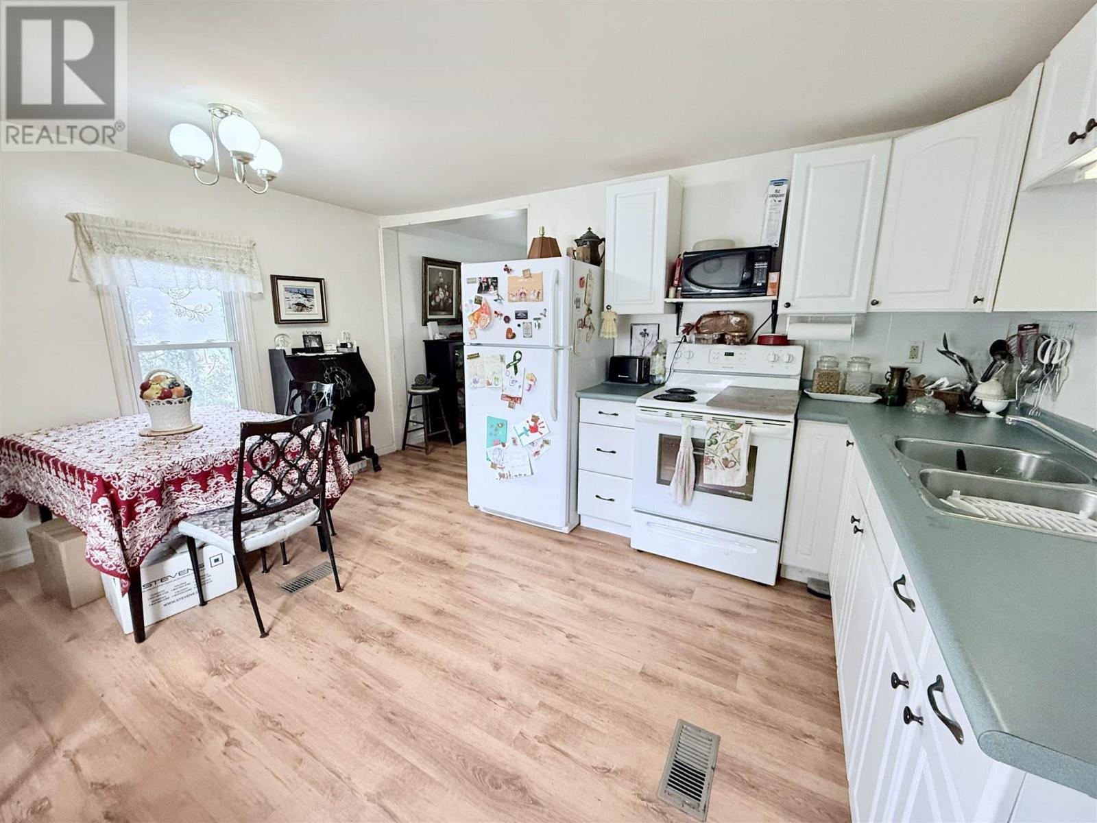 25 Jody Ln, Heyden, ON - Indoor Photo Showing Kitchen With Double Sink