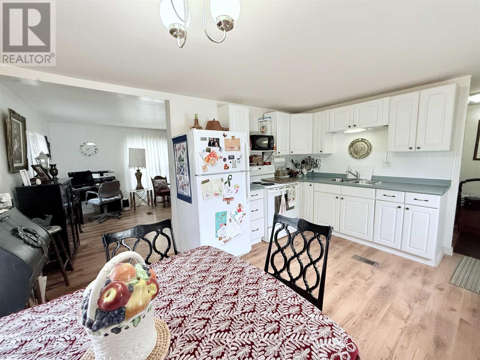 25 Jody Ln, Heyden, ON - Indoor Photo Showing Kitchen With Double Sink