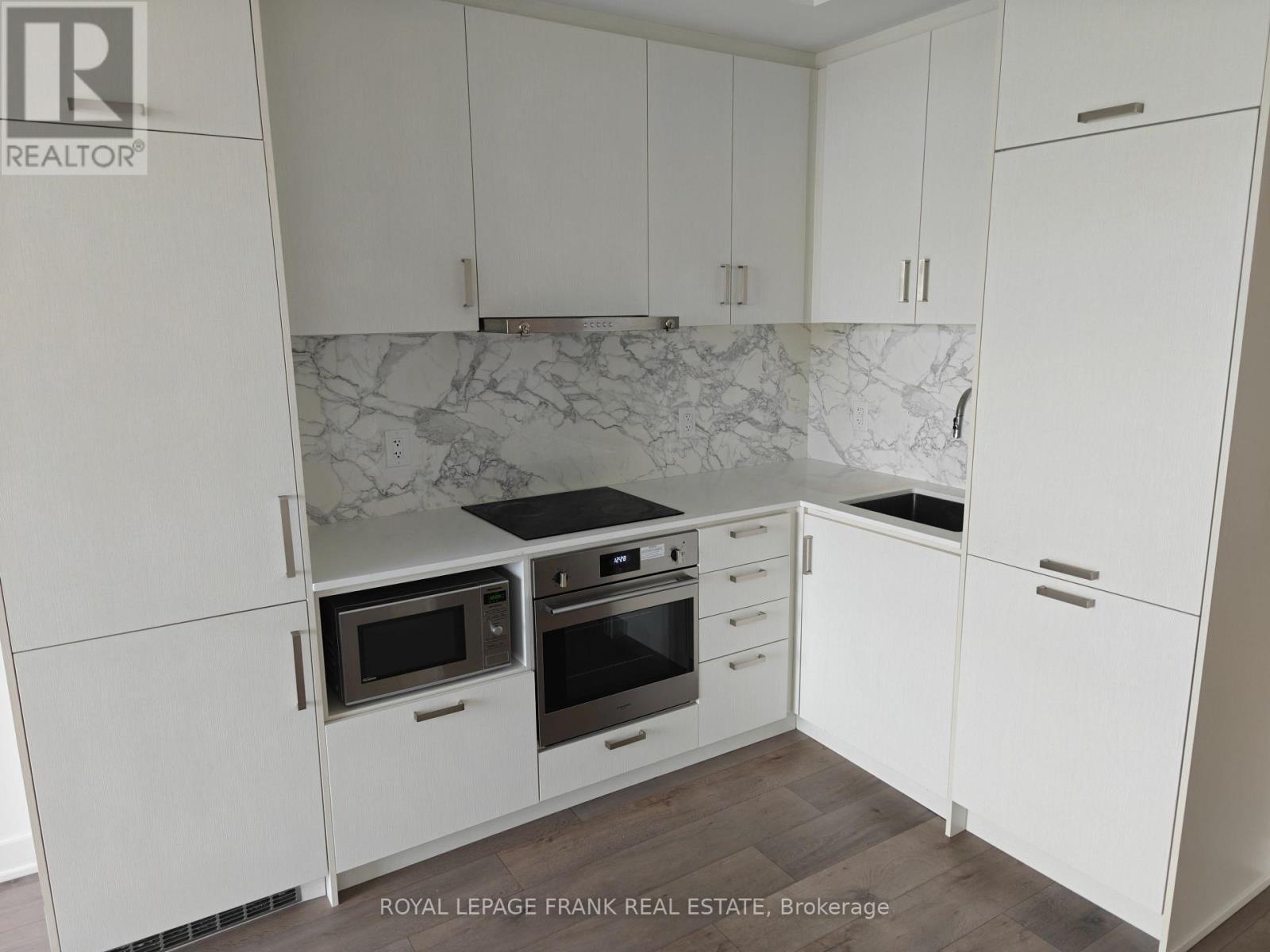 612 - 60 Honeycrisp Crescent, Vaughan (Vaughan Corporate Centre), ON - Indoor Photo Showing Kitchen With Upgraded Kitchen