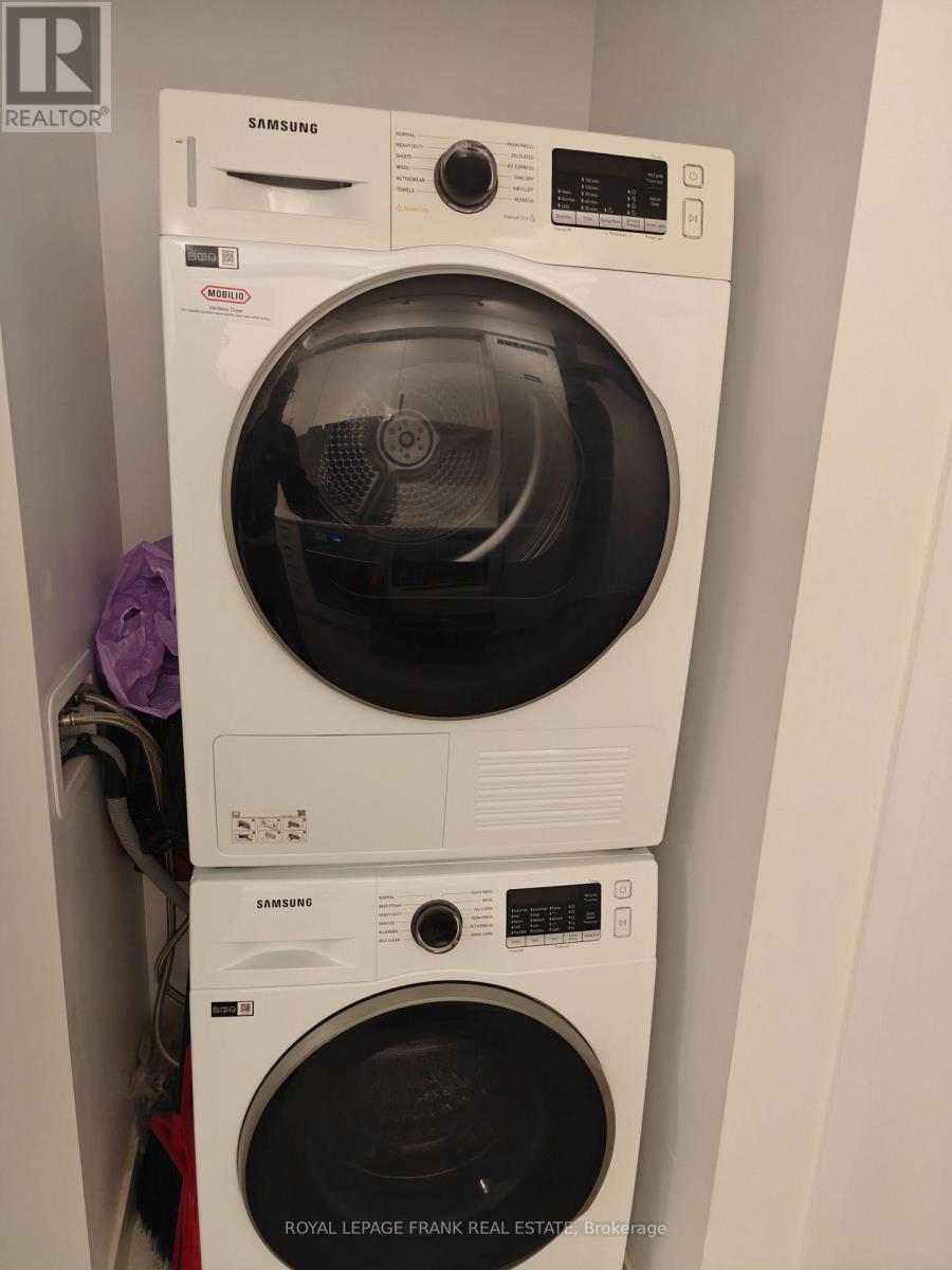612 - 60 Honeycrisp Crescent, Vaughan (Vaughan Corporate Centre), ON - Indoor Photo Showing Laundry Room