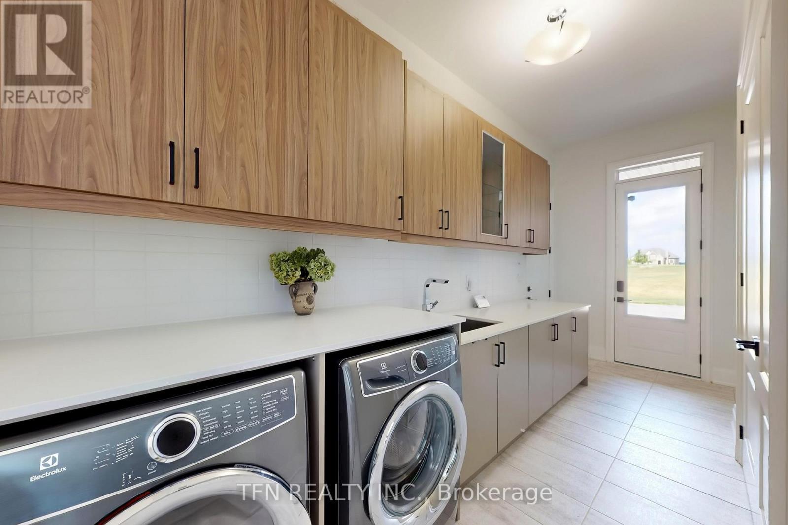 258 Amos Drive, Caledon, ON - Indoor Photo Showing Laundry Room