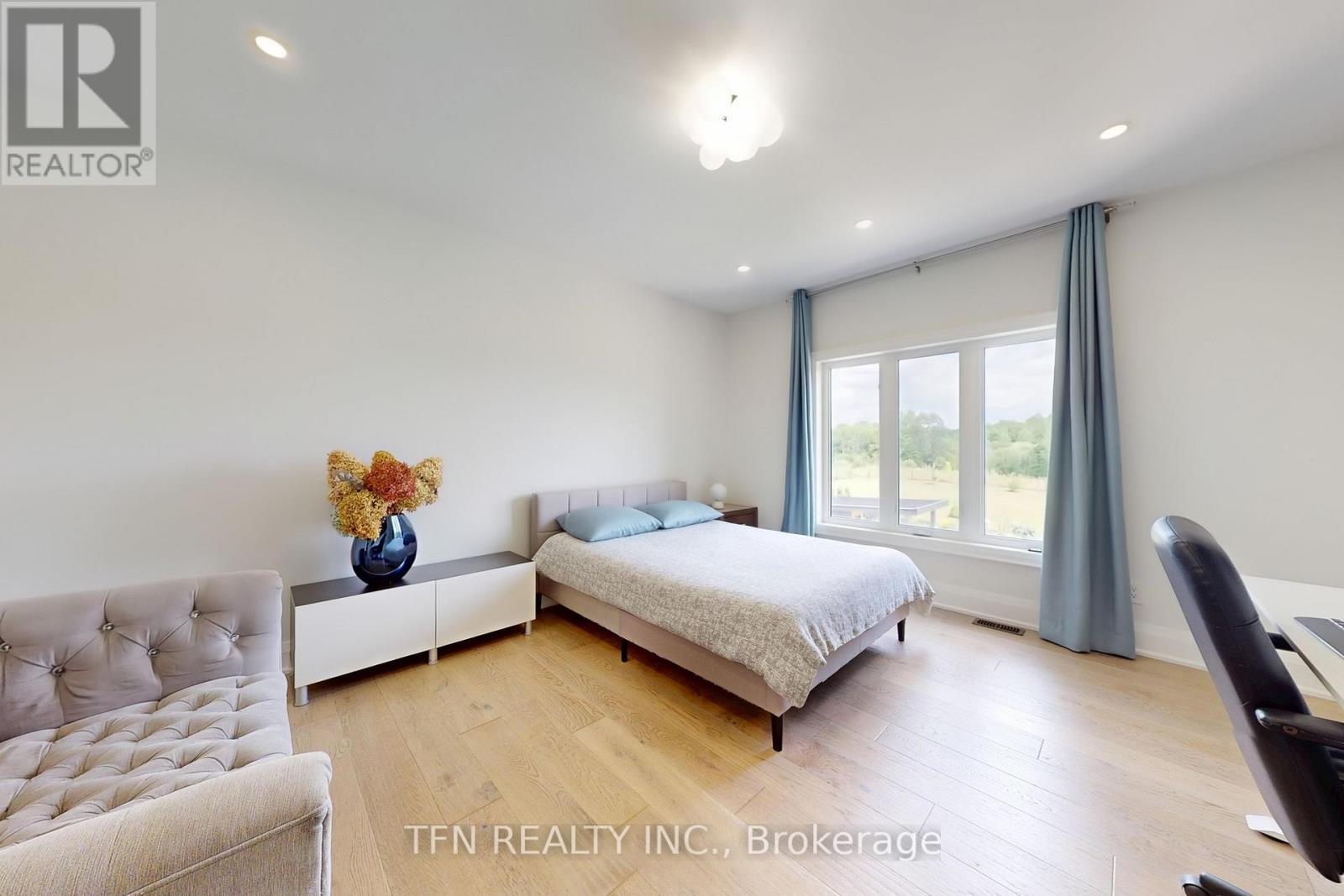 258 Amos Drive, Caledon, ON - Indoor Photo Showing Bedroom