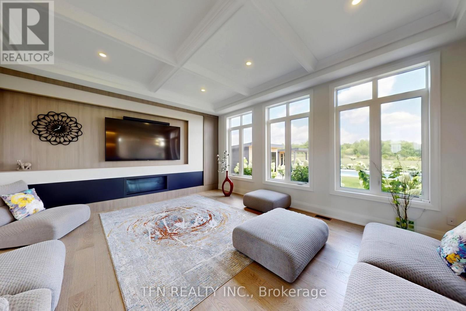 258 Amos Drive, Caledon, ON - Indoor Photo Showing Living Room