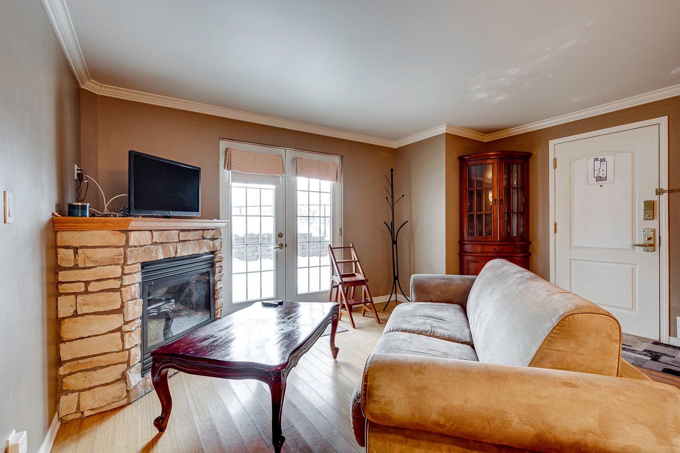 Living room - 3106-570 Ch. Des Frênes, Piedmont, QC - Indoor Photo Showing Living Room With Fireplace
